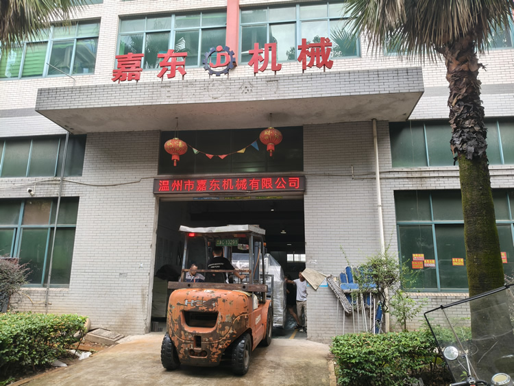 云开官方网页版-云开（中国）机械定制铝箔压纹分切一体机